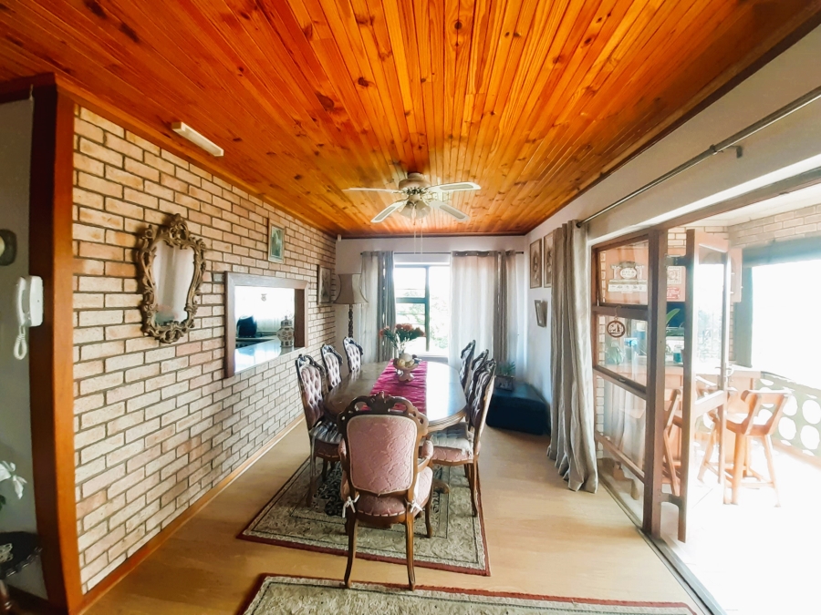 6 Bedroom Property for Sale in Paradise Beach Eastern Cape